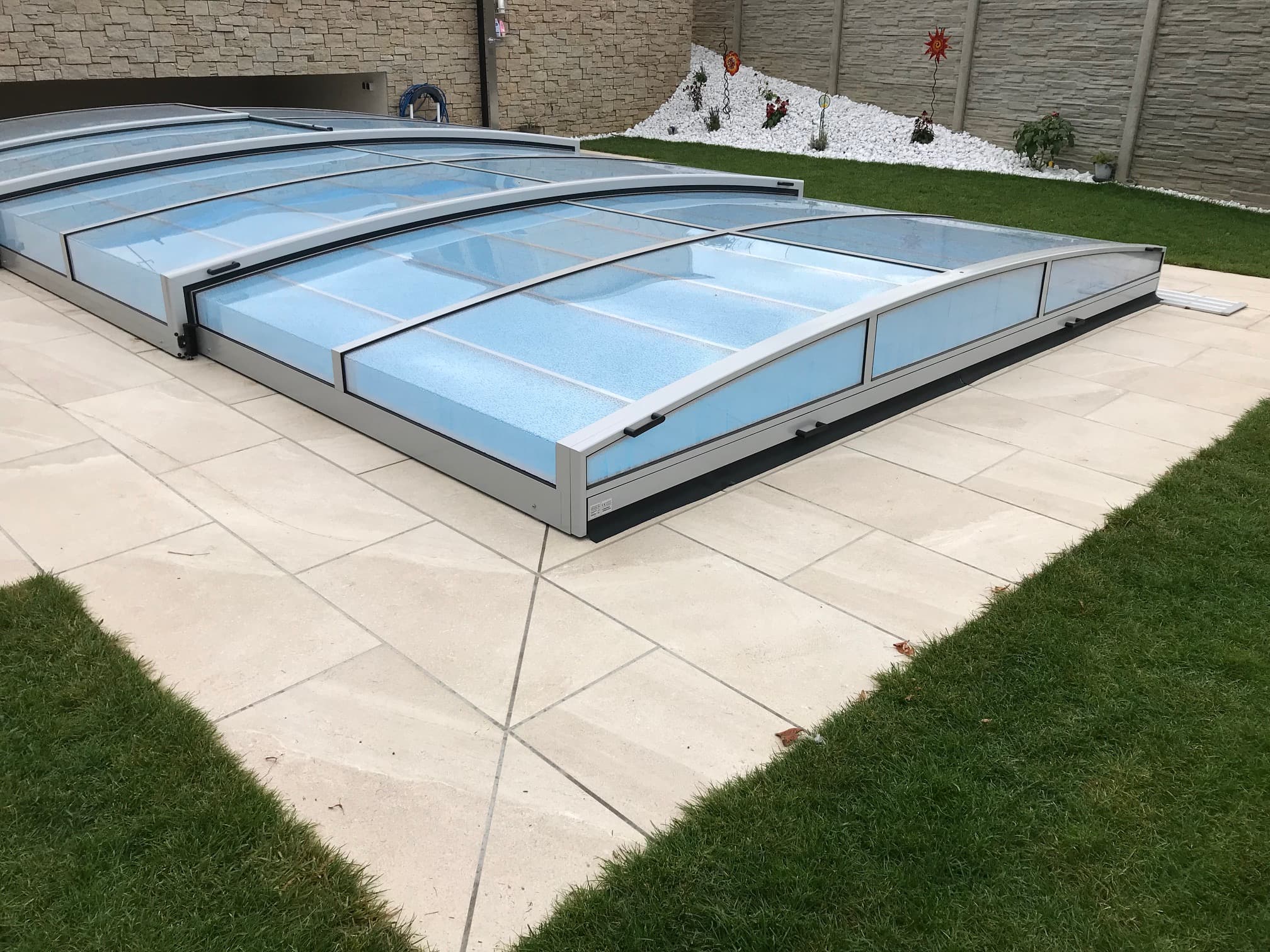 Naturstein- und Feinsteinzeug für Terrasse mit Pool